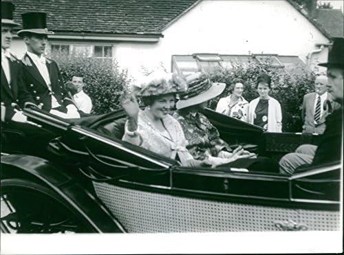 תצלום וינטג 'של הנסיכה ביטריקס מהולנד יושבת במכונית ומנופפת באנשים. - 30 ביוני 1964