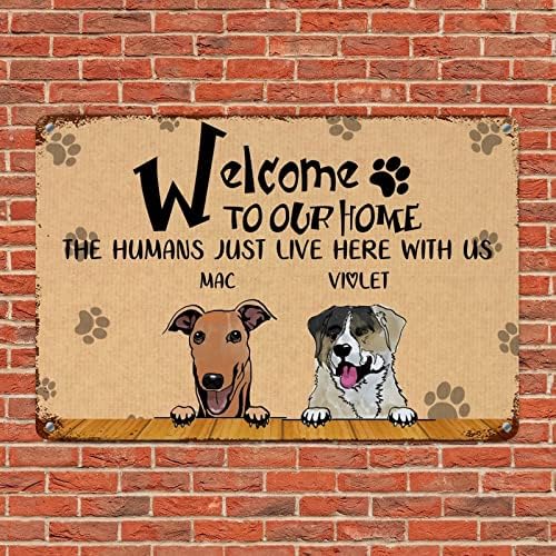 Alioyoit מצחיק שלט מתכת מצחיק לוחית כלבים מותאמים אישית שם ברוך הבא לביתנו בני האדם כאן איתנו הדפסי