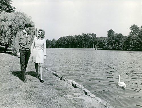 תצלום וינטג 'של אדי מרקקס הולך עם אשתו באגם שור.