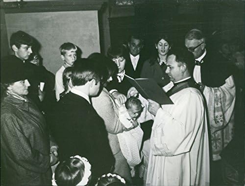 תצלום וינטג 'של וולפגנג ספייכר בטבילה.