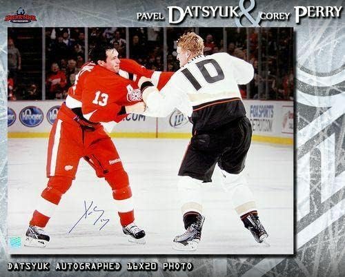 פאבל Datsyuk וקורי פרי חתמו קרב 16 x 20 צילום - דטרויט כנפיים אדומות - תמונות NHL עם חתימה