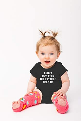 אני בוכה רק כשאנשים מכוערים מחזיקים אותי הומור מצחיק לתינוק בגד גוף תינוק - מתנת חידוש חמודה