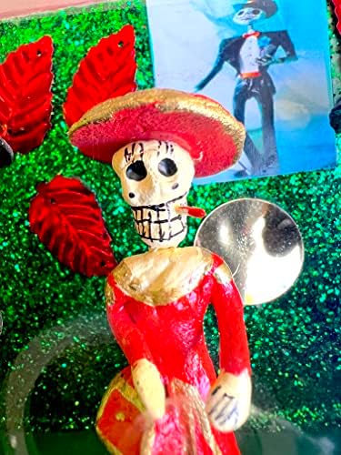 קאסה פיאסטה מעצבת מריאצ'י בקופסת זכוכית - להקת מריאצ'י מקסיקנית - גולגלות מקסיקניות - תפאורה מקסיקנית
