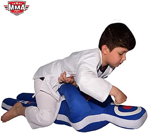 MMA לילד מתמודד עם בובות מתמודדות עם כניעה לאומנויות לחימה מעורבבות קראטה שקית אגרוף ג'יו ג'יטסו