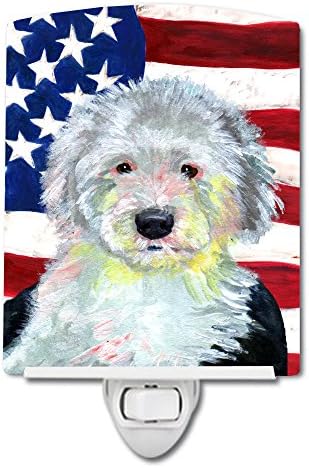 האוצרות של קרוליין ל9035 ליטר ארה ' ב דגל אמריקאי עם כלב רועים אנגלי ישן מנורת לילה קרמית, קומפקטית,