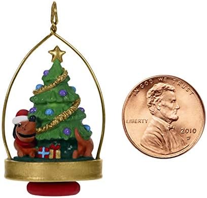 Hallmark Keepsake Mini חג המולד לשנת 2019 מתוארכת, רודפת אחרי קישוט הזנב של Dachshund Miniature,